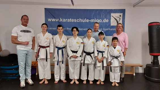 Bürgermeister Rahn zu Besuch bei den WM-Karate-Kids in Karben - Michael Gosebruch, Sina Bücher, Luzian Dettingmeijer, Sandra Martin, Angelina Renske, Shangyi Cao, Shangye „Oskar“ Cao © Stadt Karben